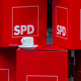 Kaffeetasse die auf SPD-Pappwürfeln abgestellt ist
