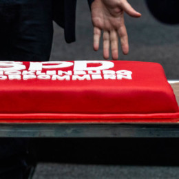 Rote Torte mit einem weißen SPD-Schriftzug