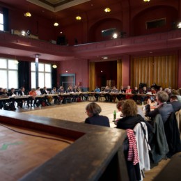Blick in den Sitzungssaal in Halle. Teilnehmer angeordnet im großen U. Manuela Schwesig mit Mikrofon an der Stirnseite mittig.