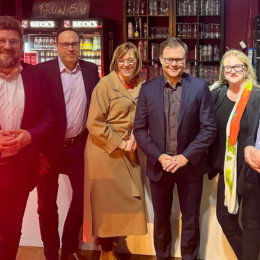 Gruppenfoto vor der Bar mit Julian Barlen und Carsten Schneider sowie 4 weiteren Personen