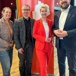 Jutta Bieringer, Frank Junge, Manuela Schwesig und Julian Barlen (v.l.n.r.) vor einem roten RollUp des Forums Ostdeutschland.