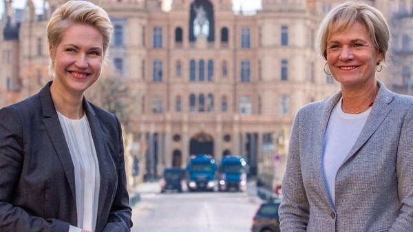 Manuele Schwesig und Simone Oldenburg vorm Schloss